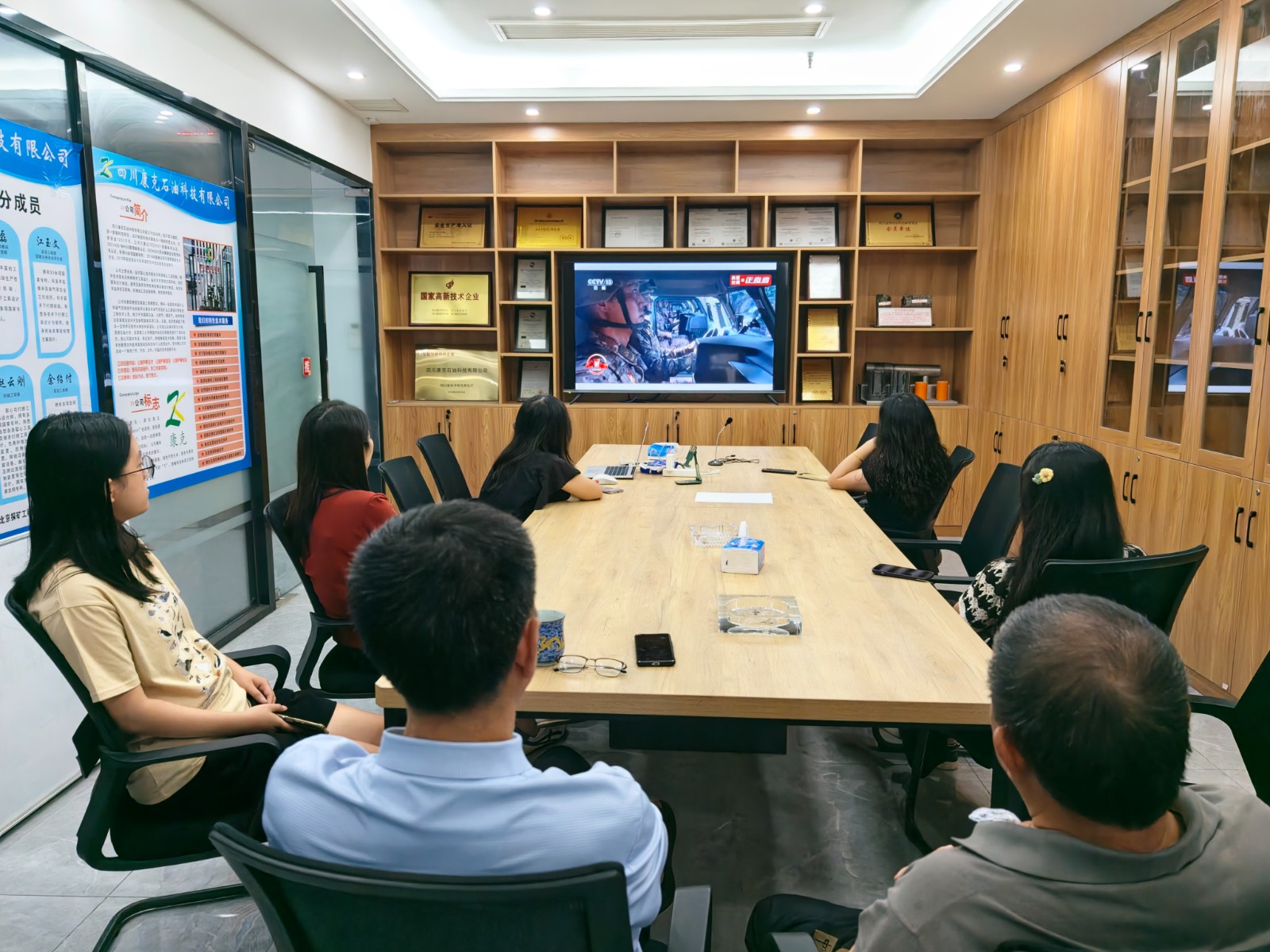 铭刻汗青，砥砺前行 ——四川XKTY.COM石油组织员工旁观抗战成功80周年阅兵典礼